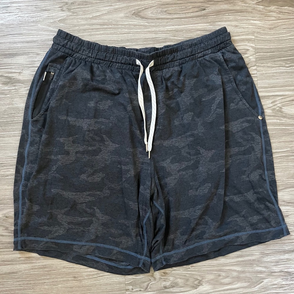 Vuori Kore Shorts Mens Medium Charcoal Grey Camo Athletic Training Gym 7.5"